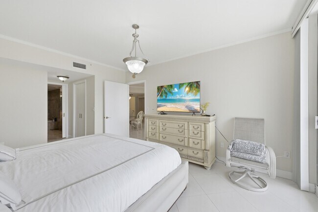 Building Photo - 9595 Collins Ave