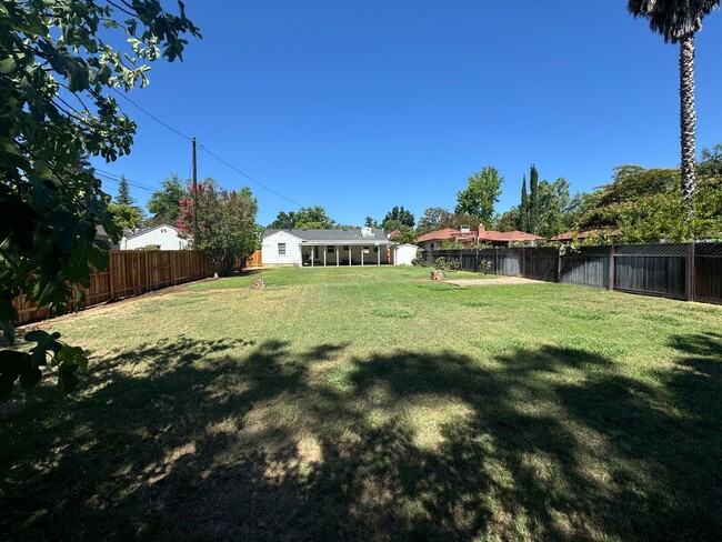 Building Photo - 2 bedroom | 1 bathroom | Single family Ard...