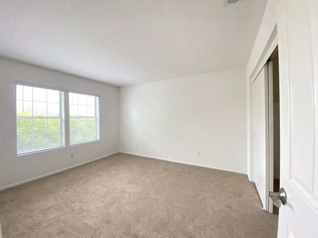 Building Photo - Bright 2 Bedroom Condo in Oceanside!