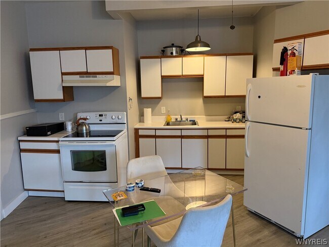 Building Photo - 370 Virginia St