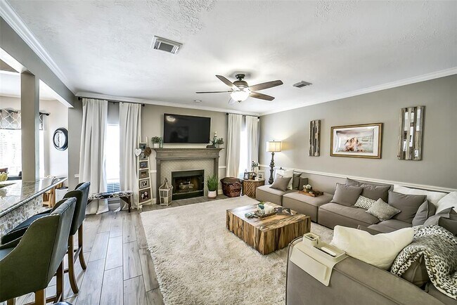 Building Photo - 3711 Pinehurst Dr