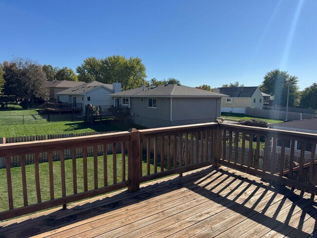 Building Photo - Bright and spacious split-entry home with ...