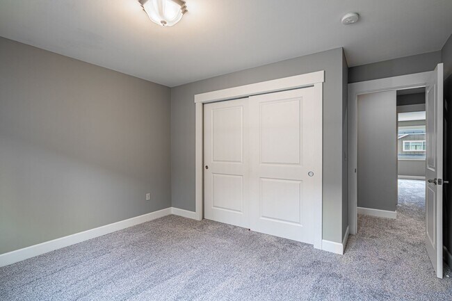 Building Photo - 3 Bedroom Townhome at The Vineyard