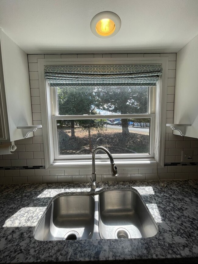 Building Photo - Beautiful 3 bed 2 bath - pets allowed! ***...