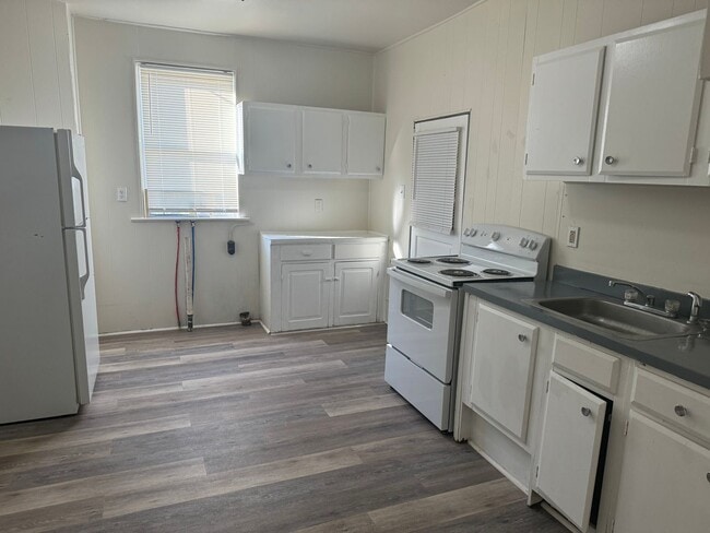 Building Photo - 3 bedroom, 1 bath, 3 story half double house