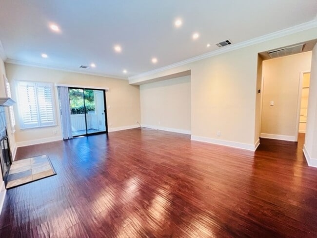 Building Photo - Beautiful, Lower-Level 2BD/2BA, Corner Con...