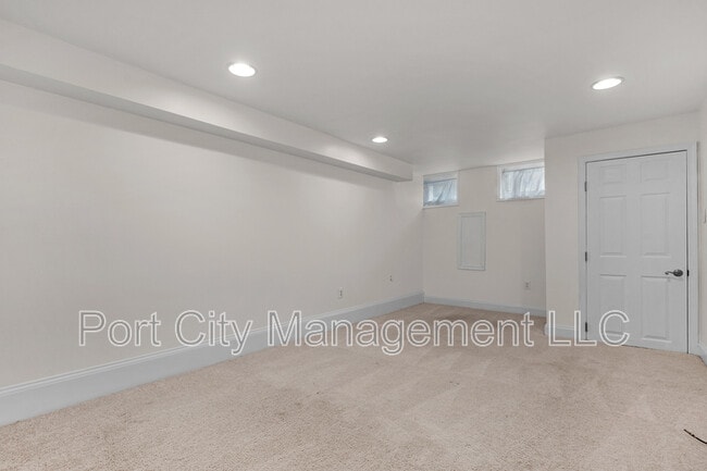 Building Photo - 2 W Clement St