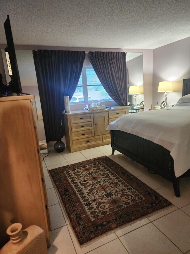 Building Photo - 804 SE 7th St