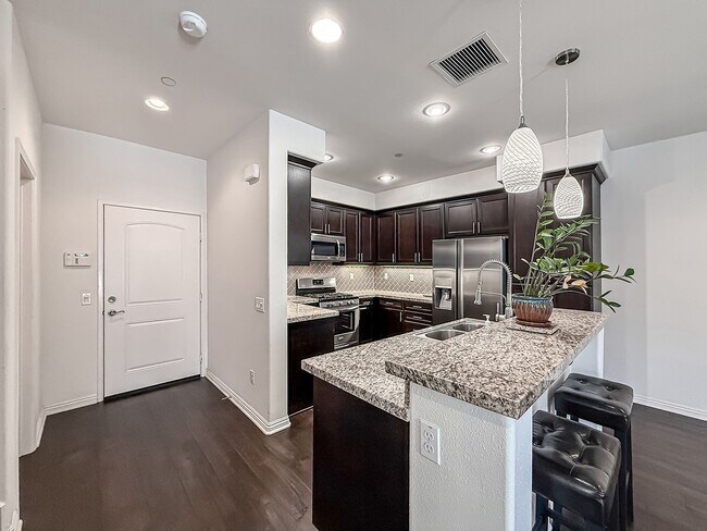 Building Photo - 3 bed, 2 1/2 bath townhome in sought-after Oak Terrace community