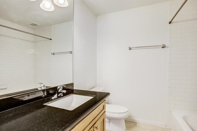 Building Photo - 415 Hawthorne St