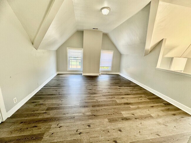 Building Photo - 839 Hutchins Ave