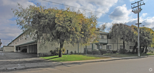 Building Photo - Oak Tree Apartments