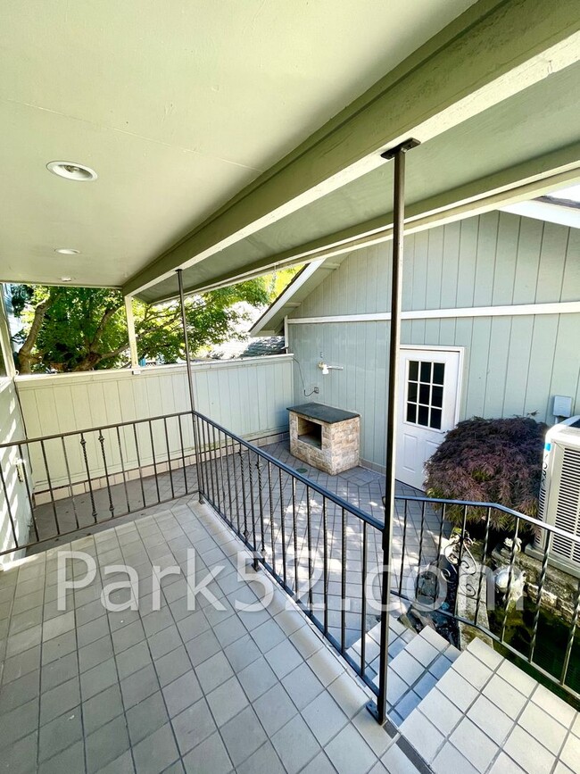 Building Photo - 2 Bedroom Tacoma Townhome