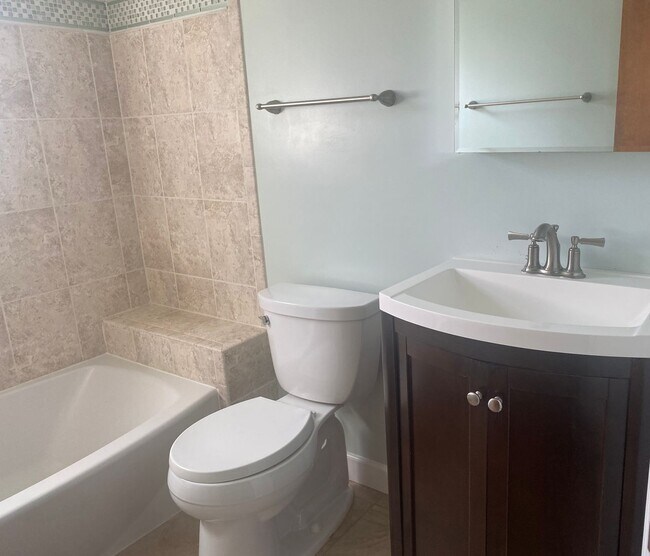 Building Photo - NICE  3BR RAMBLER CLOSE TO NIH