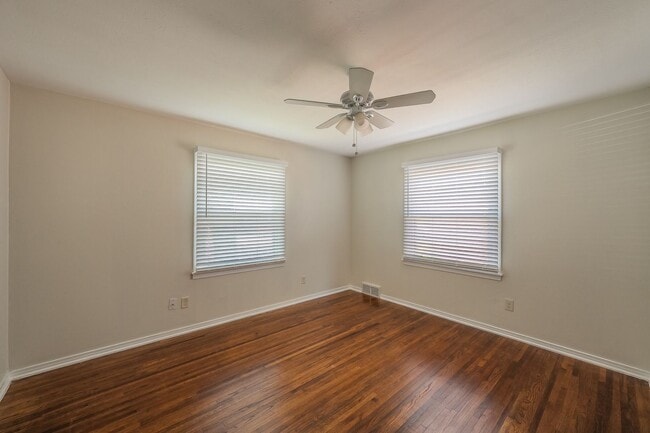 Building Photo - 3-Bedroom in Westworth Village!