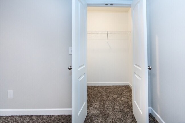 Building Photo - Beautiful 3BD/2.5BA Duplex Home!