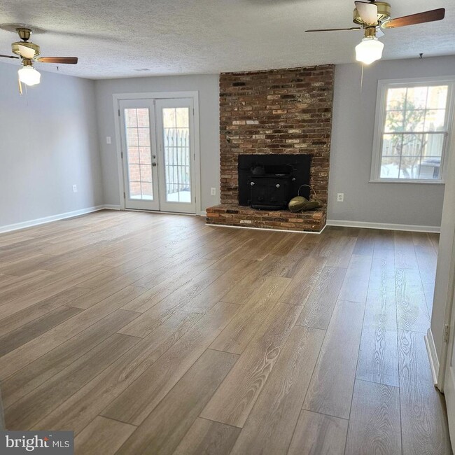 Building Photo - 7244 Greentree Rd