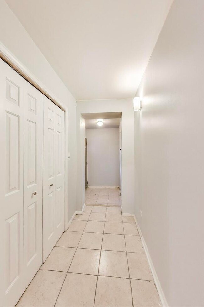 Building Photo - 4553 S Ellis Ave
