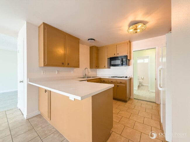 Building Photo - 2 Bedroom Duplex for Rent in Camarillo!