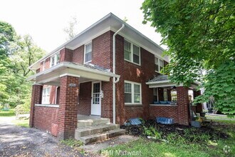 Building Photo - "Charming 3-Bedroom Retreat with Hardwood ...
