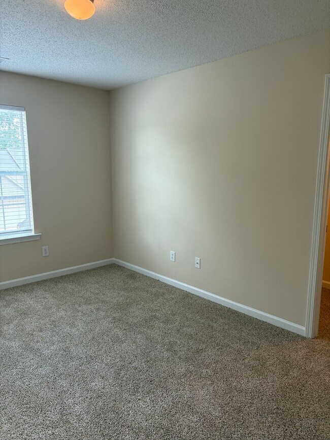 Building Photo - Large Home in Established Neighborhood