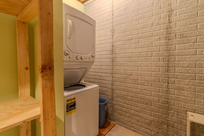 Building Photo - Modern Living Meets Cozy Charm