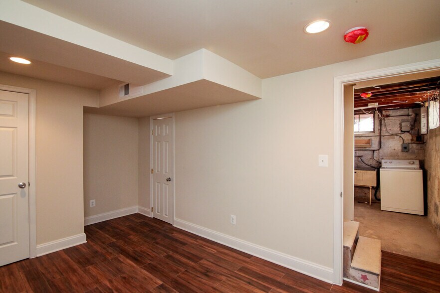 Downstairs Bedroom - 2713 South Veitch Street