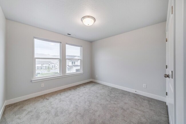 Building Photo - 16422 S Bull Spgs Ln
