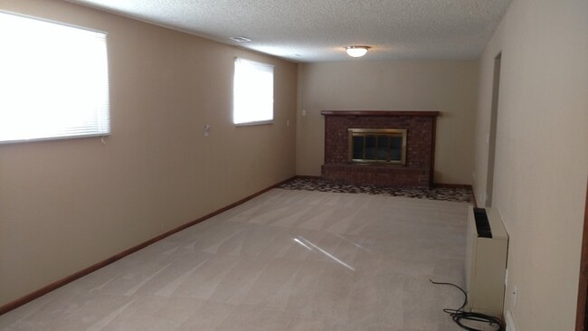 Building Photo - Large 3 Bedroom, 2 Bathroom Home in the Th...