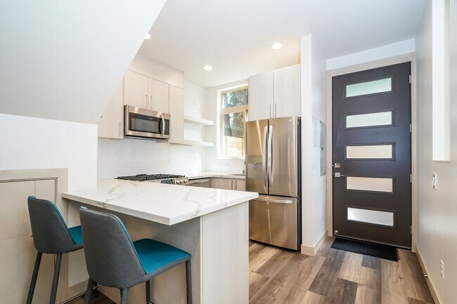 Building Photo - Stylish 3 Bedroom with Rooftop Decks and Dedicated Parking