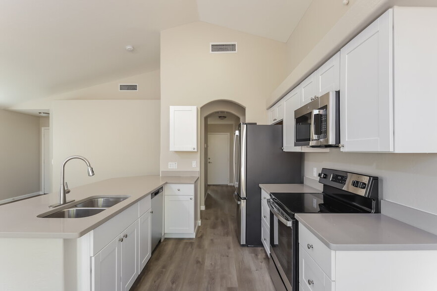 Building Photo - 8338 W Bluefield Ave