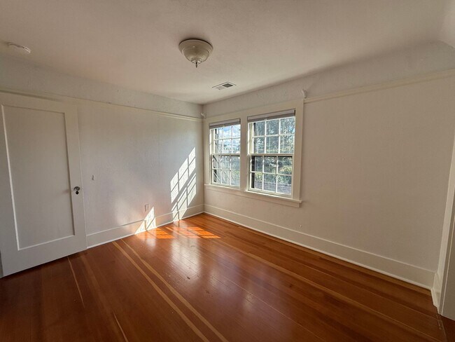 Building Photo - Charming historic home McMinnville 4 bed / 2.5 bath