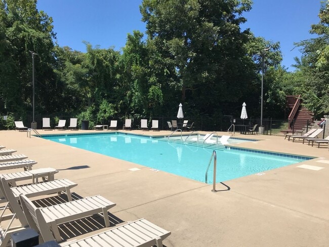 Building Photo - Charming ground-level 1 bed / 1 bath condo...