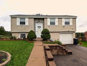 Building Photo - Luxury 3 Bedroom Split Level In Kennedy Township (Montour Schools)