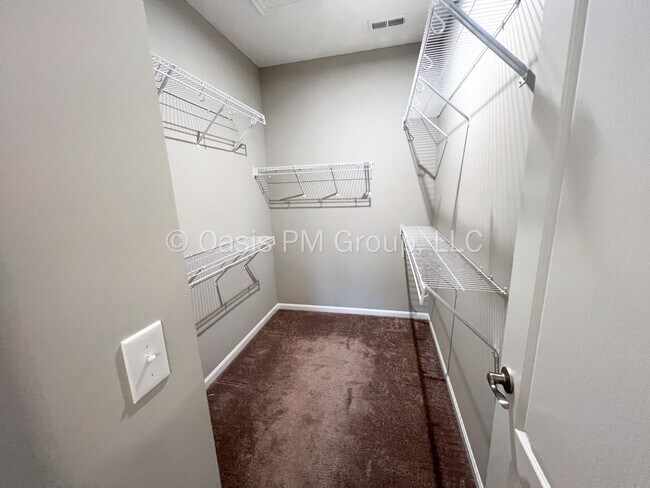 Building Photo - 521 Rochdale Run