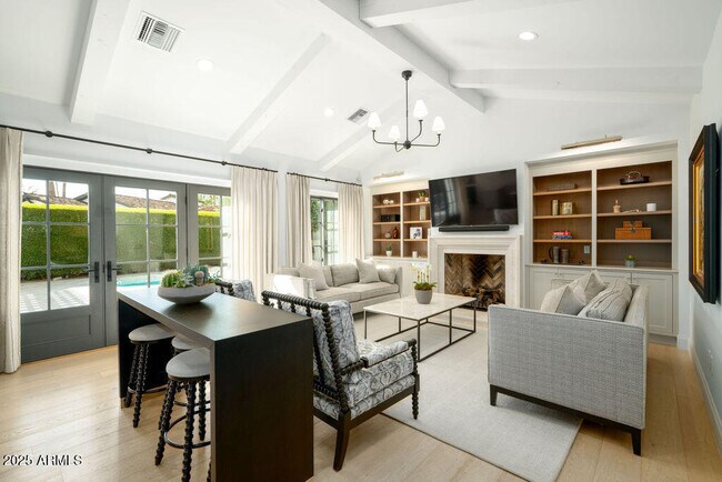 Building Photo - 5838 E Calle Del Paisano