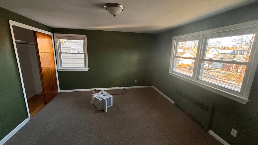 2nd bedroom - 870 Louisa St