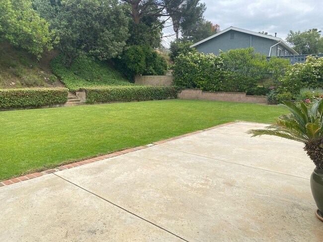 Building Photo - Single story 3 bed, 2 bath home on a large...