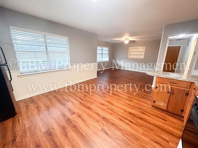 Building Photo - 603 E Lampasas St