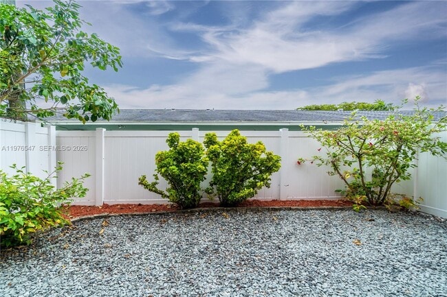 Building Photo - 5327 SW 40th Ave