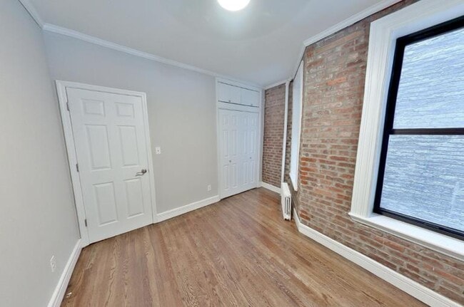 Building Photo - 336 E 18th St