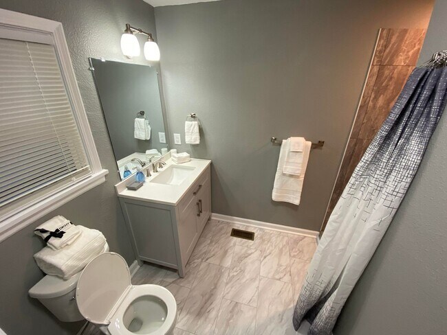 Building Photo - Like New Close to MSU 2 br 2 ba with basement