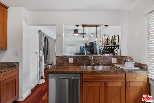 Building Photo - 307 6th Ave