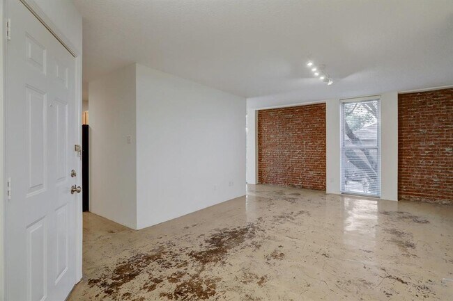 Building Photo - 1112 Lawrence St