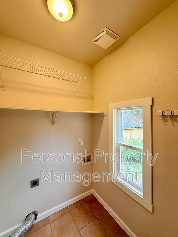 Building Photo - 409 W McLoughlin Blvd