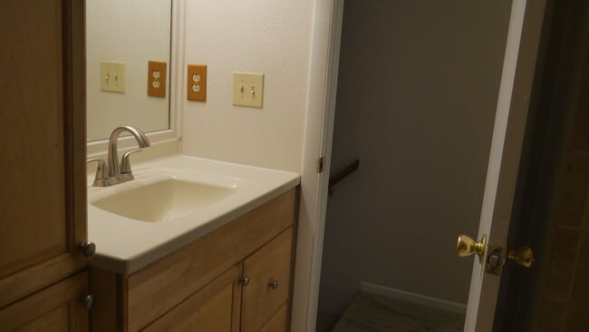 Building Photo - Single Family 3 Bed, 2 Bath w/ Big Backyar...