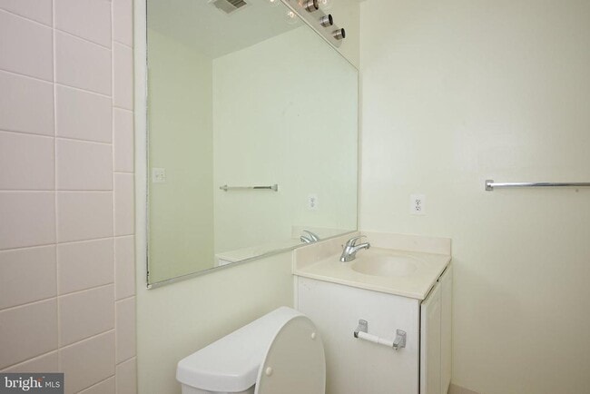 Building Photo - 43259 Sunderleigh Square