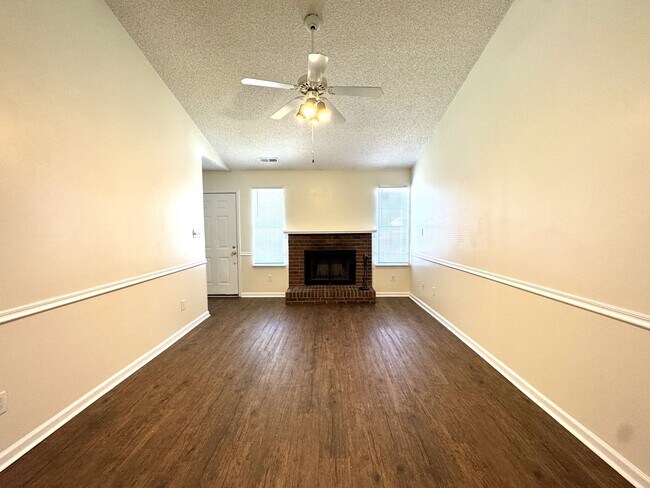 Building Photo - Adorable Duplex- Fenced Yard!