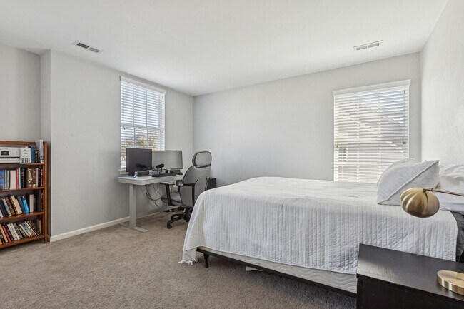 Building Photo - Bright, Clean & Convenient - Perfect 4 Bedroom Home in Chesapeake