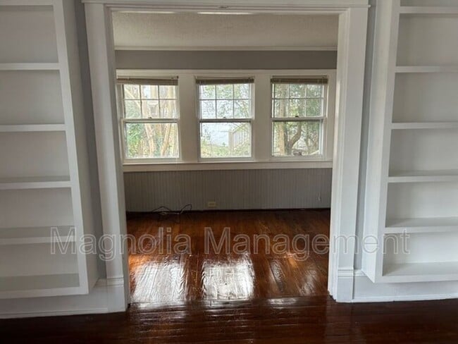 Building Photo - 107 W Jennette Ave